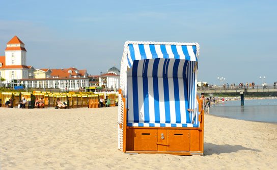 Strandkorb am Strand von Binz mit Kurhaus im Hintergrund