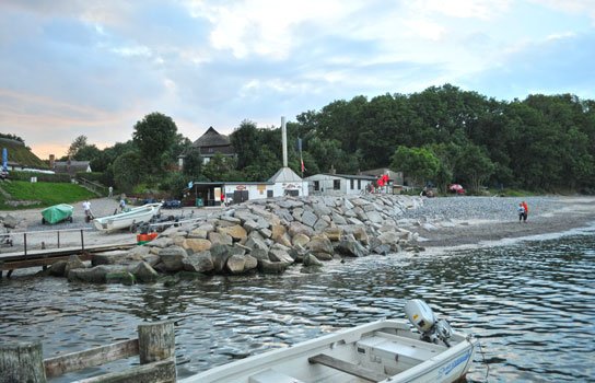Fischerdorf Vitt mit reetgedeckten Häusern an der Bucht