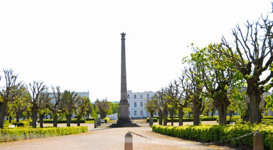 Der Circus mit Obelisk im klassizistischen Putbus